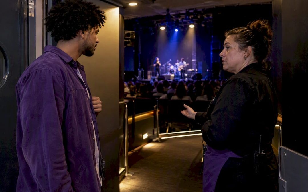 Usher pauses a late concert arrival